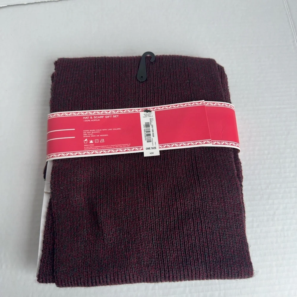 St. John's Bay Men's Hat & Scarf Set  one size fit all
